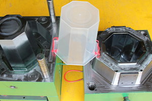There are many types of plastic molds, how are they classified?